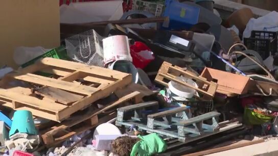 La basura est&aacute; por todos sitios y para entrar a su casas hay que trepar por la monta&ntilde;a de desperdicios