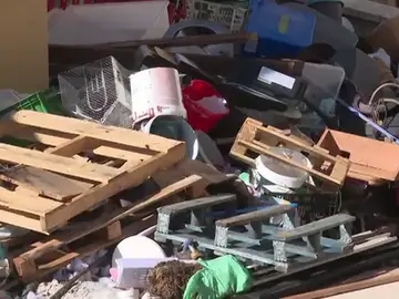 La basura está por todos sitios y para entrar a su casas hay que trepar por la montaña de desperdicios La basura está por todos sitios y para entrar a su casas hay que trepar por la montaña de desperdicios