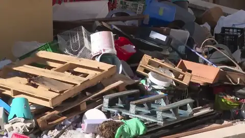 La basura está por todos sitios y para entrar a su casas hay que trepar por la montaña de desperdicios La basura está por todos sitios y para entrar a su casas hay que trepar por la montaña de desperdicios