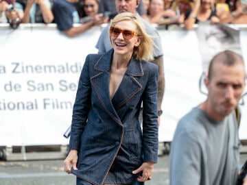 Cate Blanchett con un traje vaquero