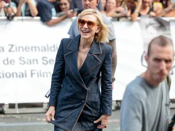 Cate Blanchett con un traje vaquero Cate Blanchett con un traje vaquero