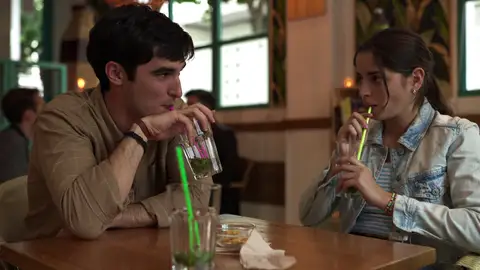 ¿Romance a la vista? Saltan chispas en el primer encuentro entre Álex y Alba ¿Romance a la vista? Saltan chispas en el primer encuentro entre Álex y Alba