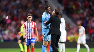 Courtois y Simeone conversan en el &uacute;ltimo derbi en el Metropolitano