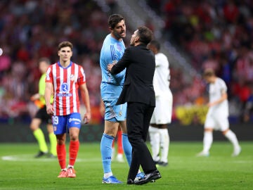 Courtois y Simeone conversan en el último derbi en el Metropolitano