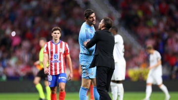 Courtois y Simeone conversan en el último derbi en el Metropolitano