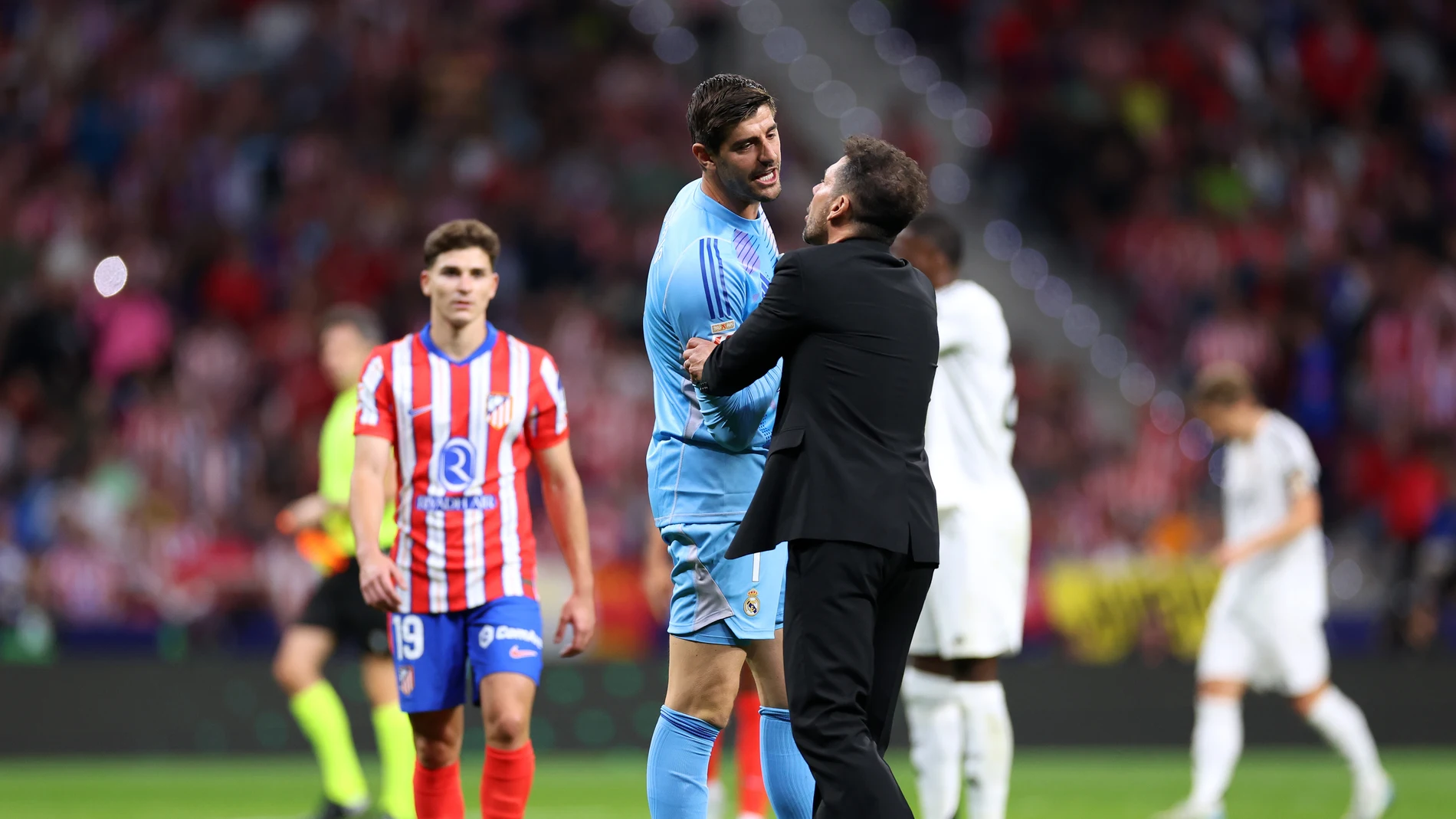 Courtois y Simeone conversan en el último derbi en el Metropolitano Courtois y Simeone conversan en el último derbi en el Metropolitano