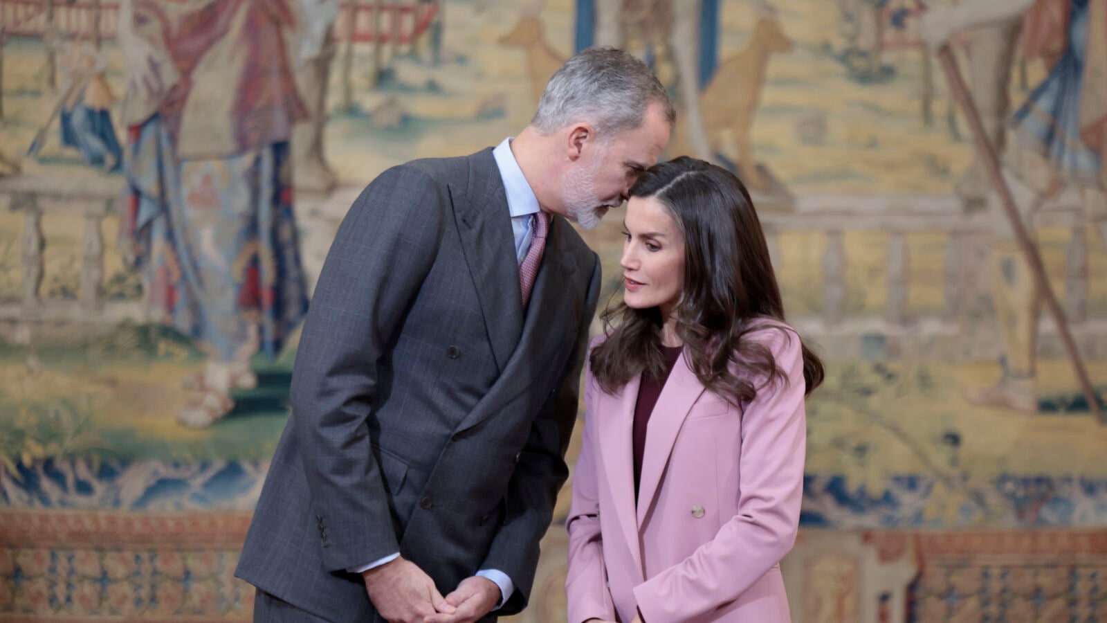 Los reyes Felipe y Letizia, cómplices y confidentes en su último acto público