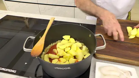 Pela las patatas, trocéalas (cascándolas) e incorpóralas Pela las patatas, trocéalas (cascándolas) e incorpóralas