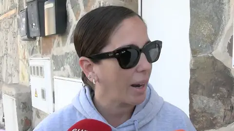 Anabel Pantoja en la puerta de su casa Anabel Pantoja en la puerta de su casa