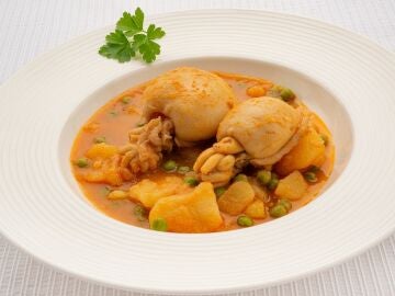 Receta de guiso de sepia con guisantes, de Karlos Argui&ntilde;ano: "Para hacer en familia"