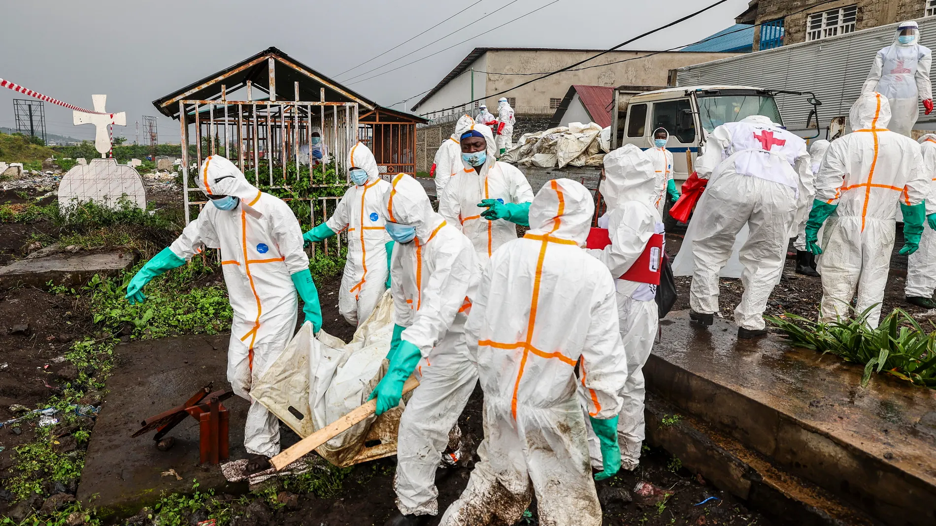 Cruz Roja y voluntarios entierran a las víctimas del conflicto Cruz Roja y voluntarios entierran a las víctimas del conflicto