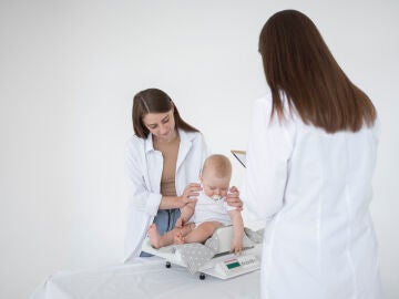 Unas pediatras con un beb&eacute;