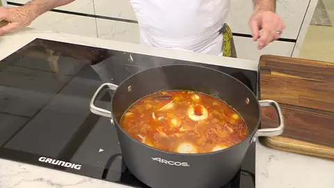 Pasa las sepias a la cazuela de las patatas, tápala y cocina todo a fuego medio Pasa las sepias a la cazuela de las patatas, tápala y cocina todo a fuego medio