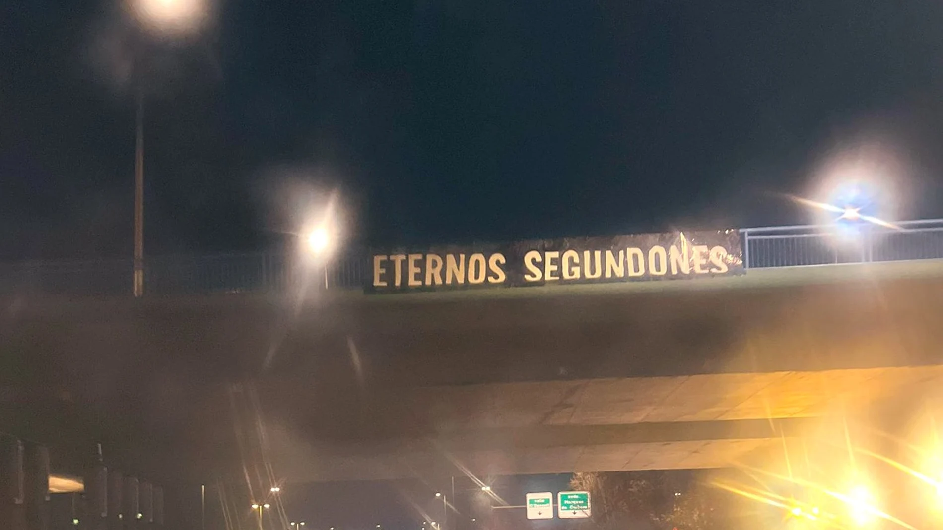 La pancarta colgada en la M-30 La pancarta colgada en la M-30