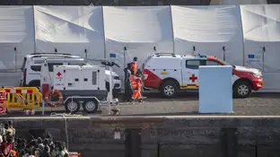 Emergencias atiende a una mujer y un menor a su llegada a Tenerife Emergencias atiende a una mujer y un menor a su llegada a Tenerife