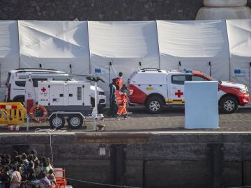 Emergencias atiende a una mujer y un menor a su llegada a Tenerife