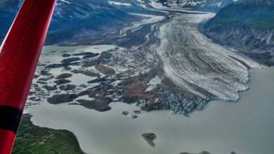 Un piloto y dos niñas sobreviven 12 horas sobre el ala de un avión tras estrellarse en un lago helado de Alaska