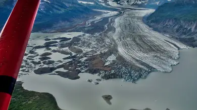 Un piloto y dos niñas sobreviven 12 horas sobre el ala de un avión tras estrellarse en un lago helado de Alaska Un piloto y dos niñas sobreviven 12 horas sobre el ala de un avión tras estrellarse en un lago helado de Alaska