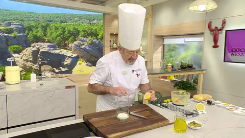 Vierte el zumo de medio limón y ¼ parte del aceite Vierte el zumo de medio limón y ¼ parte del aceite