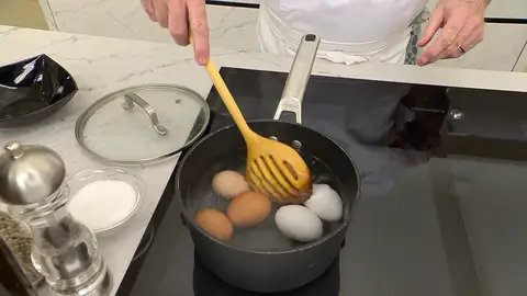 Introduce los huevos, muévelos suavemente Introduce los huevos, muévelos suavemente