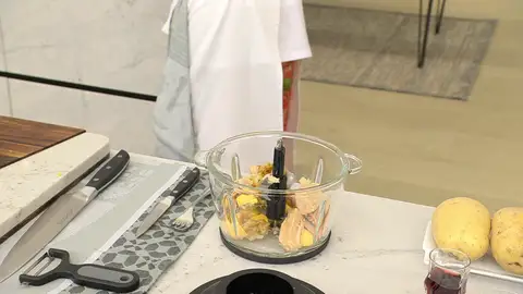 Añade el atún y la cebolleta, y tritura todo bien Añade el atún y la cebolleta, y tritura todo bien