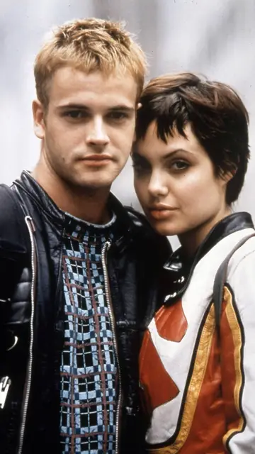 Jonny Lee Miller y Angelina Jolie en Hackers en 1995 Jonny Lee Miller y Angelina Jolie en Hackers en 1995
