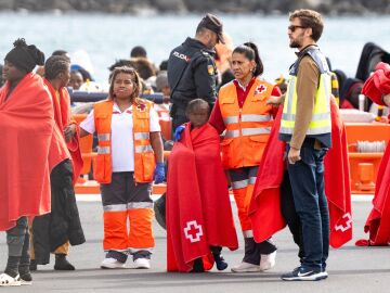 Cruz Roja atiende a migrantes de un cayuco llegados a Canarias