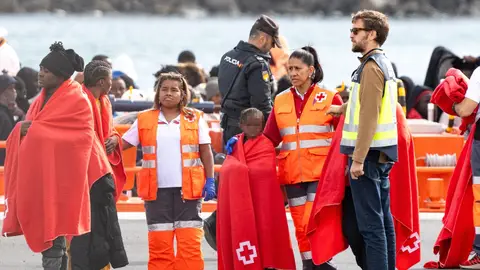 Cruz Roja atiende a migrantes de un cayuco llegados a Canarias Cruz Roja atiende a migrantes de un cayuco llegados a Canarias
