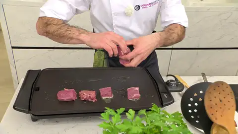 Calienta una plancha con un poco de aceite Calienta una plancha con un poco de aceite