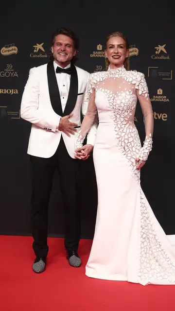La actriz Kira Miró y el actor Salva Reina posan en la alfombra roja de la 39º edición de los Premios Goya La actriz Kira Miró y el actor Salva Reina posan en la alfombra roja de la 39º edición de los Premios Goya