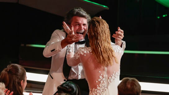 Salva Reina besando a Kira Mir&oacute; al ganar el Goya a Mejor Actor de Reparto por El 47