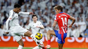 Jude Bellingham y Marco Llorente, en una acción del derbi