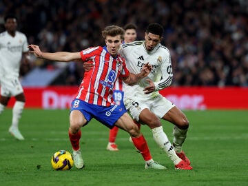 Pablo Barrios y Jude Bellingham pelean por un balón