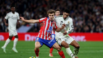 Pablo Barrios y Jude Bellingham pelean por un balón