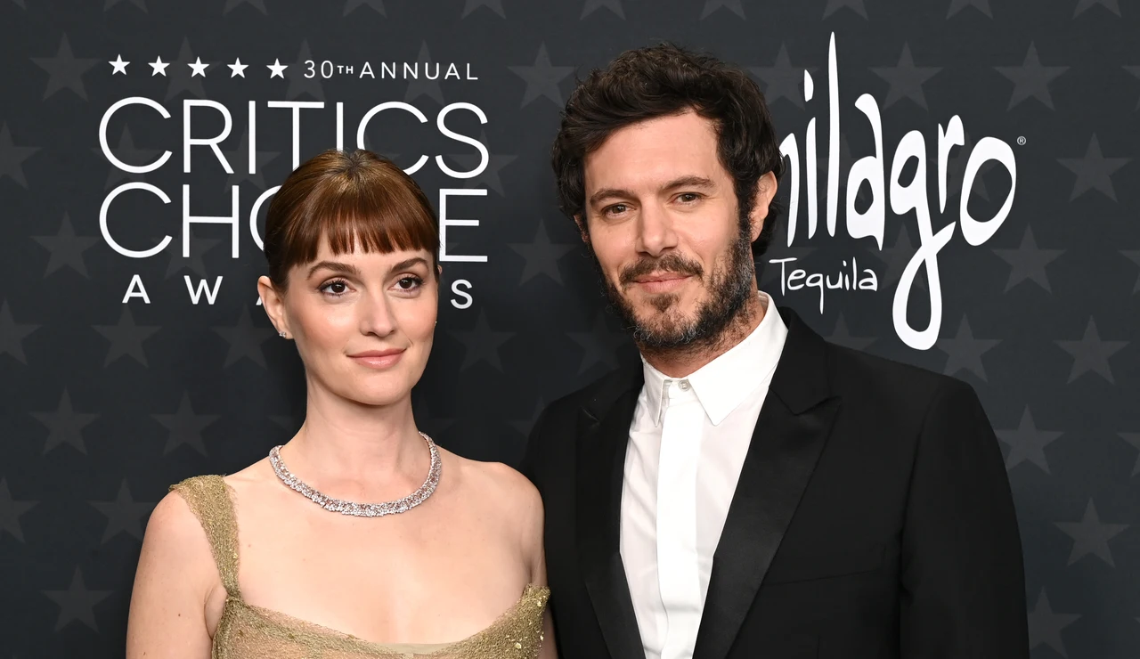 Leighton Meester y Adam Brody en los Critics Choice Awards 2025