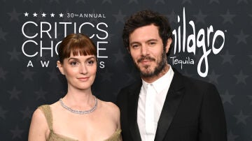 Leighton Meester y Adam Brody en los Critics Choice Awards 2025