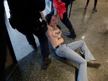 Una activista de Femen es detenida durante la cumbre ‘Patriots’