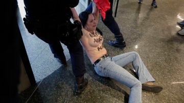 Una activista de Femen es detenida durante la cumbre ‘Patriots’