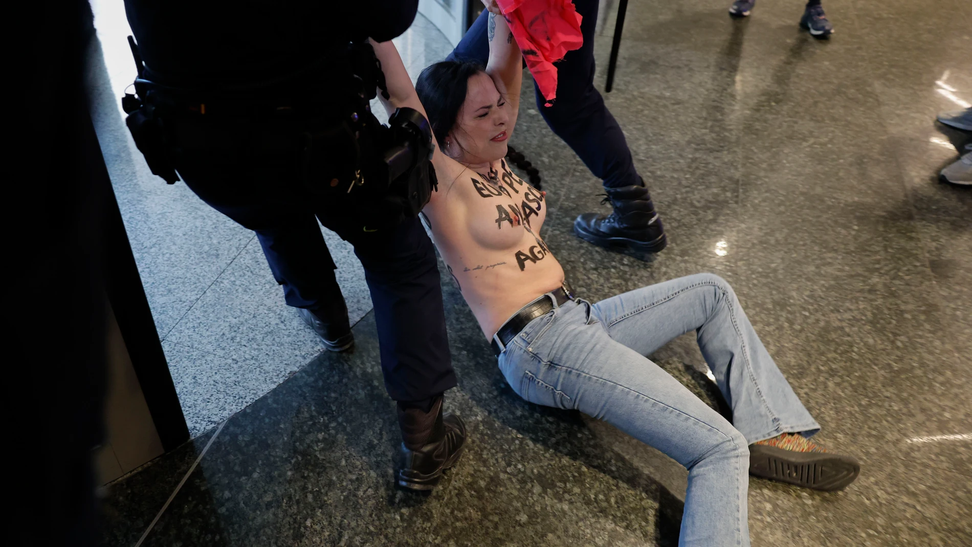 Una activista de Femen es detenida durante la cumbre ‘Patriots’ Una activista de Femen es detenida durante la cumbre ‘Patriots’