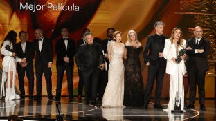 Los equipos de la pel&iacute;culas 'El 47' y 'La Infiltrada' tras recibir el Goya ex aequo a la 'Mejor pel&iacute;cula'.