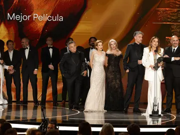 Los equipos de la películas 'El 47' y 'La Infiltrada' tras recibir el Goya ex aequo a la 'Mejor película'. Los equipos de la películas 'El 47' y 'La Infiltrada' tras recibir el Goya ex aequo a la 'Mejor película'.