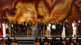  Los equipos de la pel&iacute;culas 'El 47' y 'La Infiltrada' tras recibir el Goya ex aequo a la 'Mejor pel&iacute;cula'