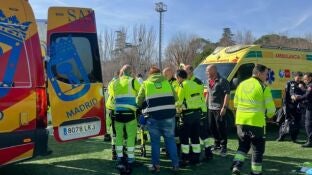 Imagen del SAMUR trasladando al &aacute;rbitro que sufri&oacute; una parada cardiaca