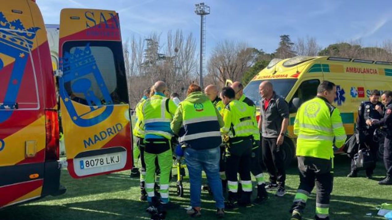 Un árbitro de 29 Años sufre un infarto en pleno partido en madrid y es salvado por los futbolistas Un árbitro de 29 Años sufre un infarto en pleno partido en madrid y es salvado por los futbolistas