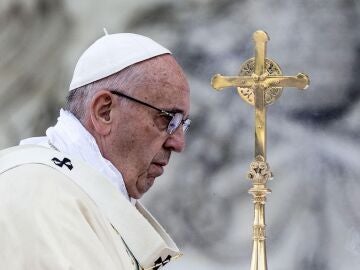 El Papa Francisco interrumpe su homilía por dificultades respiratorias en el Jubileo de las Fuerzas Armadas