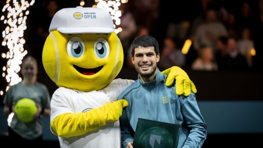 Carlos Alcaraz posa con el trofeo de campe&oacute;n en Rotterdam