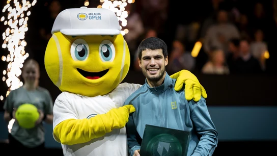 Carlos Alcaraz posa con el trofeo de campeón en Rotterdam Carlos Alcaraz posa con el trofeo de campeón en Rotterdam