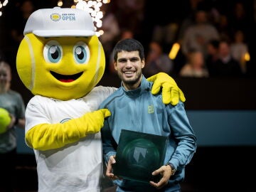 Carlos Alcaraz posa con el trofeo de campeón en Rotterdam