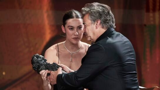 Greta Fern&aacute;ndez entrega el Goya a Mejor Actor a su padre Eduard Fern&aacute;ndez