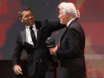 Richard Gere, recibe el premio Goya Internacional 2025 de manos de Antonio Banderas